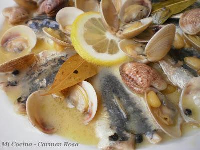 MORAGA DE SARDINAS CON ALMEJAS Y PIÑONES