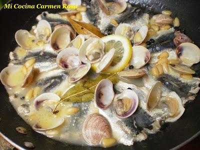 MORAGA DE SARDINAS CON ALMEJAS Y PIÑONES