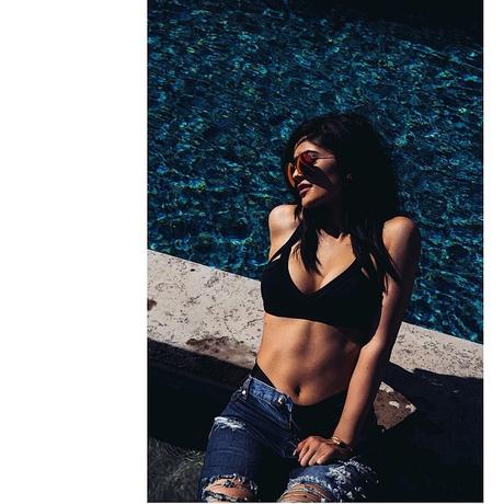 Kylie Jenner posa con gafas de Victoria Beckham