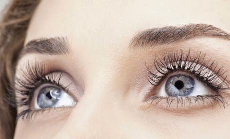 pestañas largas, cejas pobladas