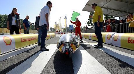 Bandera de salida en la Shell Eco Marathon Europe 2015