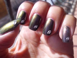 Manicura con strass marron