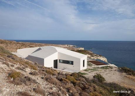 Casa de concreto geométrica en una isla griega