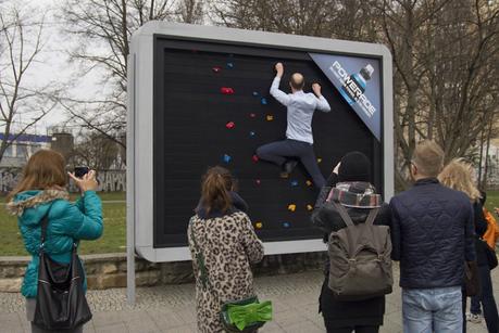 Vallas publicitarias que ponen a prueba tu estado físico