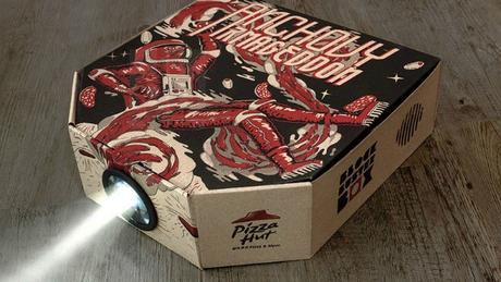 Una caja de pizza que se transforma en un proyector de cine para tu móvil