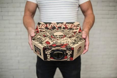 Una caja de pizza que se transforma en un proyector de cine para tu móvil