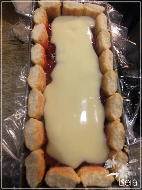 Charlotte con mermelada de fresas y puding de vainilla
