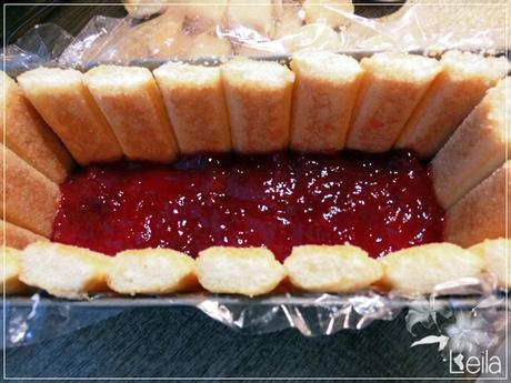 Charlotte con mermelada de fresas y puding de vainilla