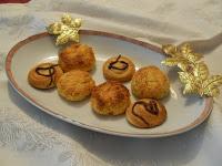 Galletas de mantequilla, bolitas de chocolate y coquitos