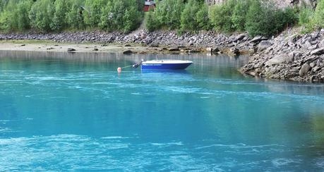 A través del espejo Arroyo por donde desagua el Kobbvatnet al mar
