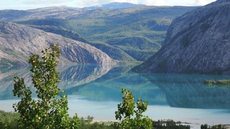 A través del espejo Lago Kobbvatnet