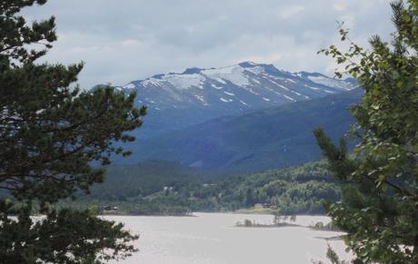 A través del espejo Montañas y glaciares de Steigen