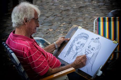 retrato de un dibujante haciendom una caricatura. en Recoleta,Bs.As.Argentina