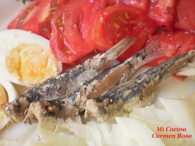 ENSALADA DE COGOLLOS DE LECHUGA MALAGUEÑA, TOMATES, HUEVO Y SARDINAS EN CONSERVA.