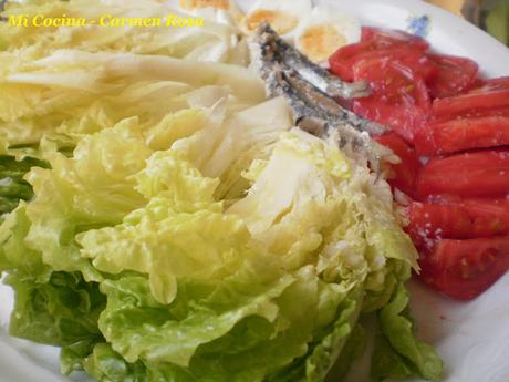 ENSALADA DE COGOLLOS DE LECHUGA MALAGUEÑA, TOMATES, HUEVO Y SARDINAS EN CONSERVA.