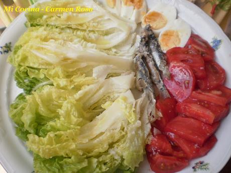 ENSALADA DE COGOLLOS DE LECHUGA MALAGUEÑA, TOMATES, HUEVO Y SARDINAS EN CONSERVA.