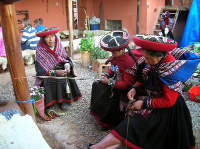 Hilanderas, Chinchero, Perú, La vuelta al mundo de Asun y Ricardo, round the world, mundoporlibre.com