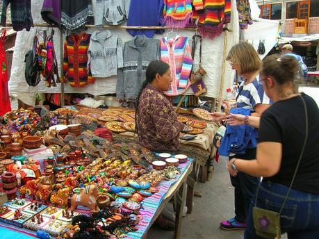 Mercadillo artesanía, Pisac, Perú, La vuelta al mundo de Asun y Ricardo, round the world, mundoporlibre.com