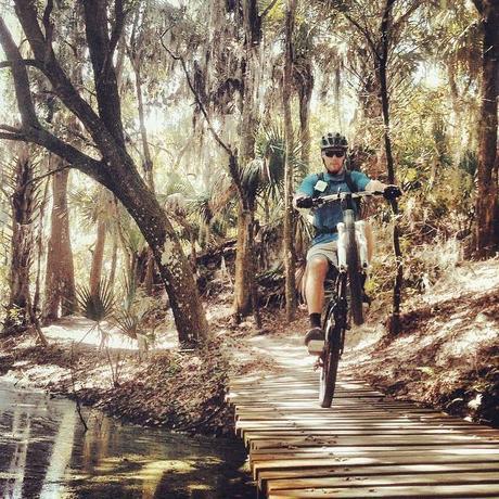 Unidad para recarga de dispositivos electrónicos Go Puck, ideal para mantener con energía tu móvil, GPS y cámara en una larga salida Unidad para recarga de dispositivos electrónicos Go Puck, ideal para mantener con energía tu móvil, GPS y cámara en una larga salida