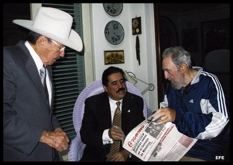 Zelaya con los dictadores Castro