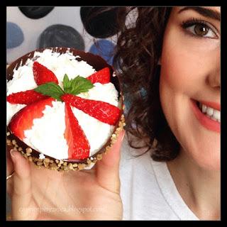Cuencos de chocolate y almendra crocanti rellenos de nata y fresas