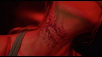 Cassidy Gifford aterrorizada en el trailer  'The Gallows'