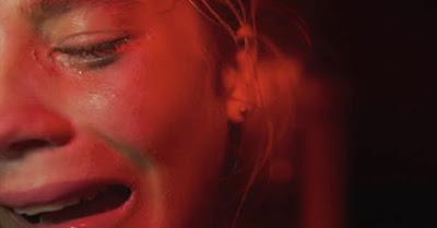 Cassidy Gifford aterrorizada en el trailer  'The Gallows'