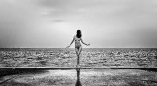 Una mujer en la playa