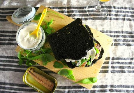Sandwich de caballa en pan de tinta de calamar {El #Asaltablogs}