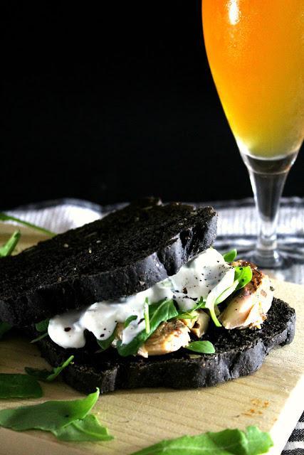 Sandwich de caballa en pan de tinta de calamar {El #Asaltablogs}