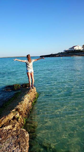 Atardecer en Menorca con look playero