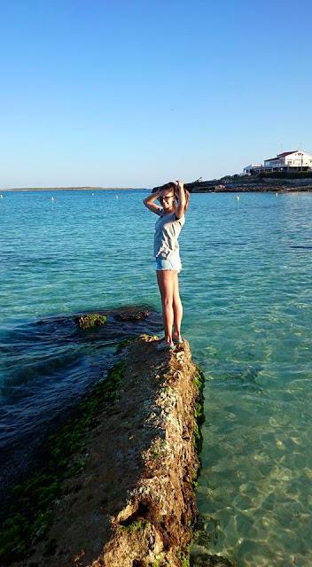 Atardecer en Menorca con look playero