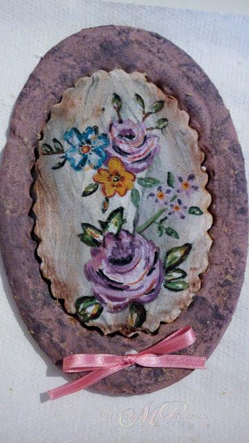 GALLETA CON MARCO Y FLORES PINTADAS A MANO