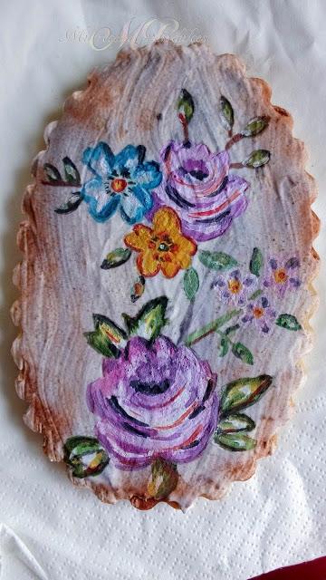 GALLETA CON MARCO Y FLORES PINTADAS A MANO