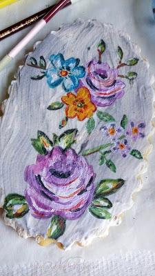 GALLETA CON MARCO Y FLORES PINTADAS A MANO