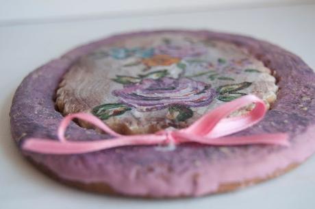 GALLETA CON MARCO Y FLORES PINTADAS A MANO