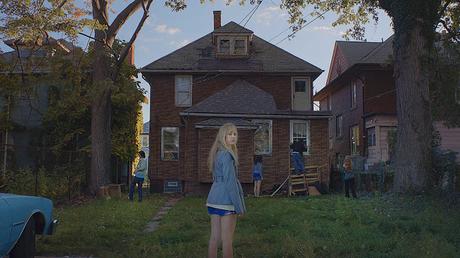 IT FOLLOWS (DAVID ROBERT MITCHELL, 2014)