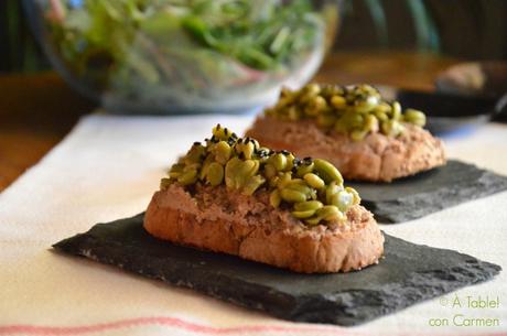 Crostini de Paté de Foie y Pétalos de Haba