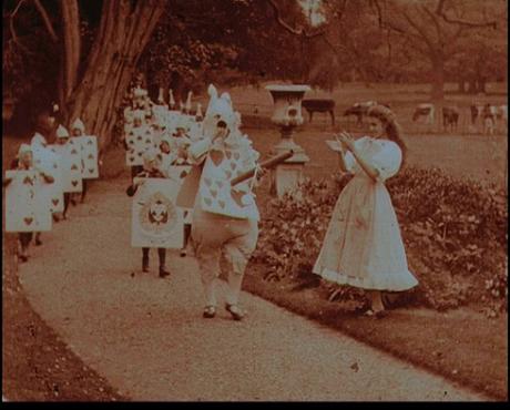 Fotograma del film Alice in Wonderland (1903) de Cecil Hepworth y Percy Stow.