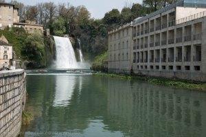 Cascada urbana en el pueblo de Liri