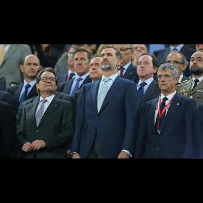 Monumental pitada en el Campo Nou impide oír el himno nacional.