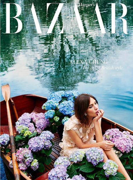 Alexa Chung es una belleza floral para la portada de Harper's Bazaar