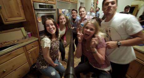 Pizza Hut advierte sobre los peligros del palo selfie en este divertido anuncio