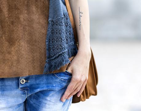 BE BOHOW. RIPPED JEANS