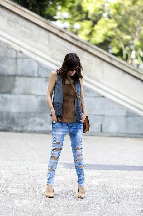 BE BOHOW. RIPPED JEANS