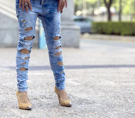 BE BOHOW. RIPPED JEANS