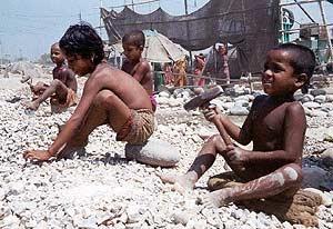 Trabajo de esclavos y prostitución para centenares de  millones de niños.