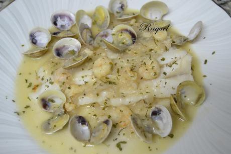 Merluza con Gambas y Almejas en Salsa