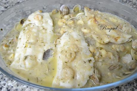 Merluza con Gambas y Almejas en Salsa
