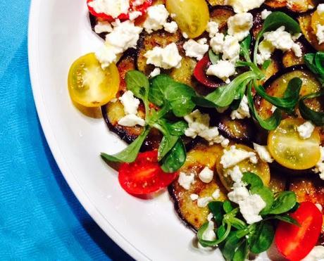 ENSALADA TEMPLADA DE BERENJENAS, TOMATES CHERRY, CANÓNIGOS Y QUESO FETA ENSALADA TEMPLADA DE BERENJENAS, TOMATES CHERRY, CANÓNIGOS Y QUESO FETA